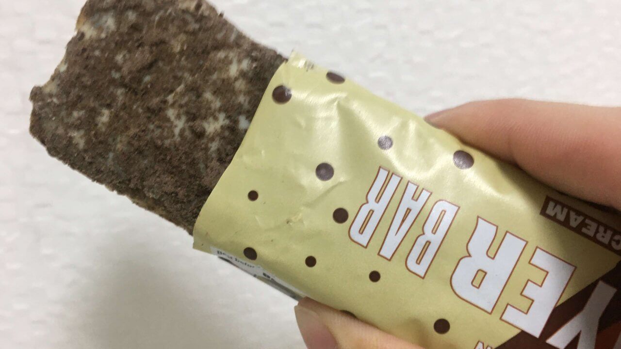 6 layer protein bar-cookie and cream flavor