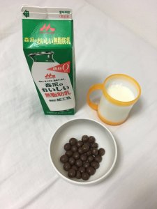 choco_protein_ball_with_milk